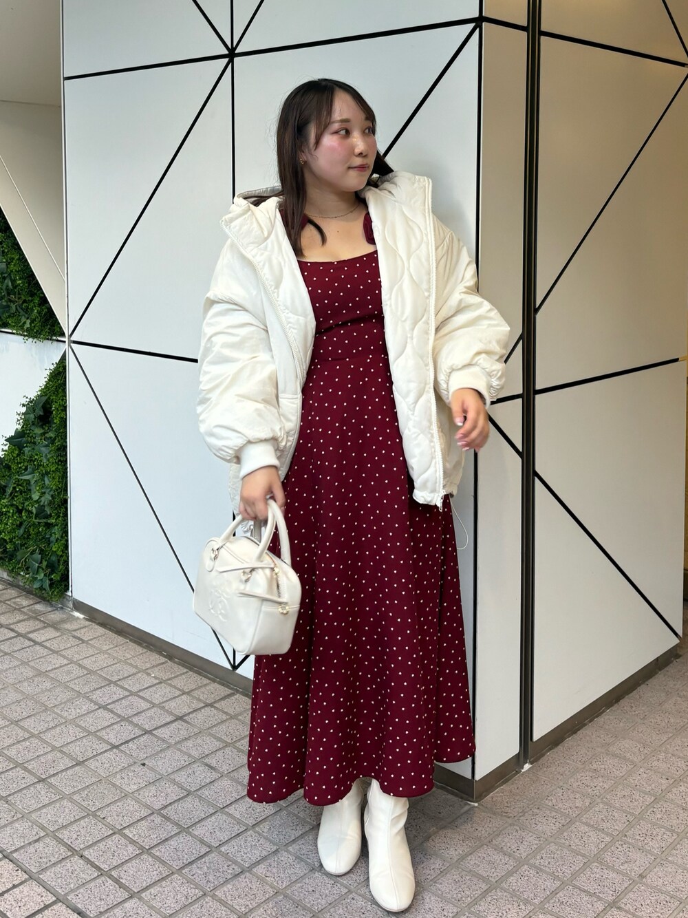 「休日スタイル」｜「one after another NICE CLAUPのモンスターパーカーオーバーサイズブルゾン（ブルゾン、ホワイト系）」を使った、るなさん（レディース・158cm）の秋コーディネートの1枚目の写真