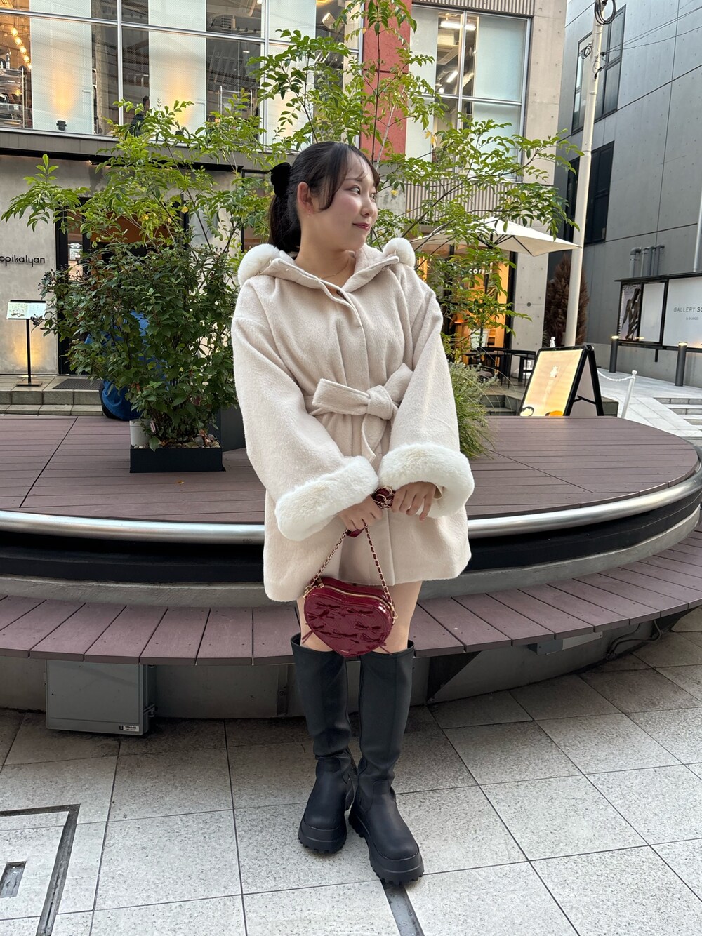「クリスマスに着たい服、最近のいい感じコーデ、アウター」｜「one after another NICE CLAUPのフーディーミドルコート（その他アウター、ホワイト系）」を使った、るなさん（レディース・158cm）の冬コーディネートの1枚目の写真