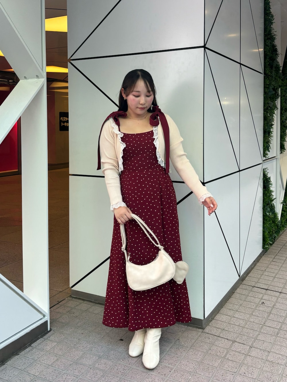 「秋コーデ、テーマパークコーデ」｜「one after another NICE CLAUPの【着痩せ効果抜群】マイナス5キロ見えキャミワンピ/新色登場（ワンピース、レッド系）」を使った、るなさん（レディース・158cm）の秋コーディネートの1枚目の写真