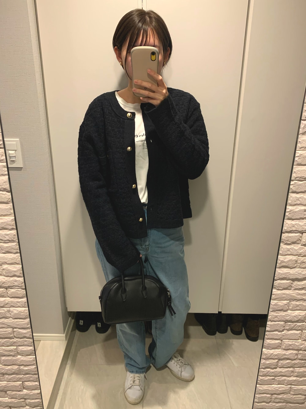 「春コーデ、カーディガン、スニーカー、おしゃれさんと繋がりたい、今日のコーデ、デニムパンツ、大人カジュアル、シンプルコーデ」｜「SHIPSのフェイクレザーボストンバッグ◇（ボストンバッグ、ブラック系）」を使った、sakuさん（レディース・162cm）の春コーディネートの1枚目の写真