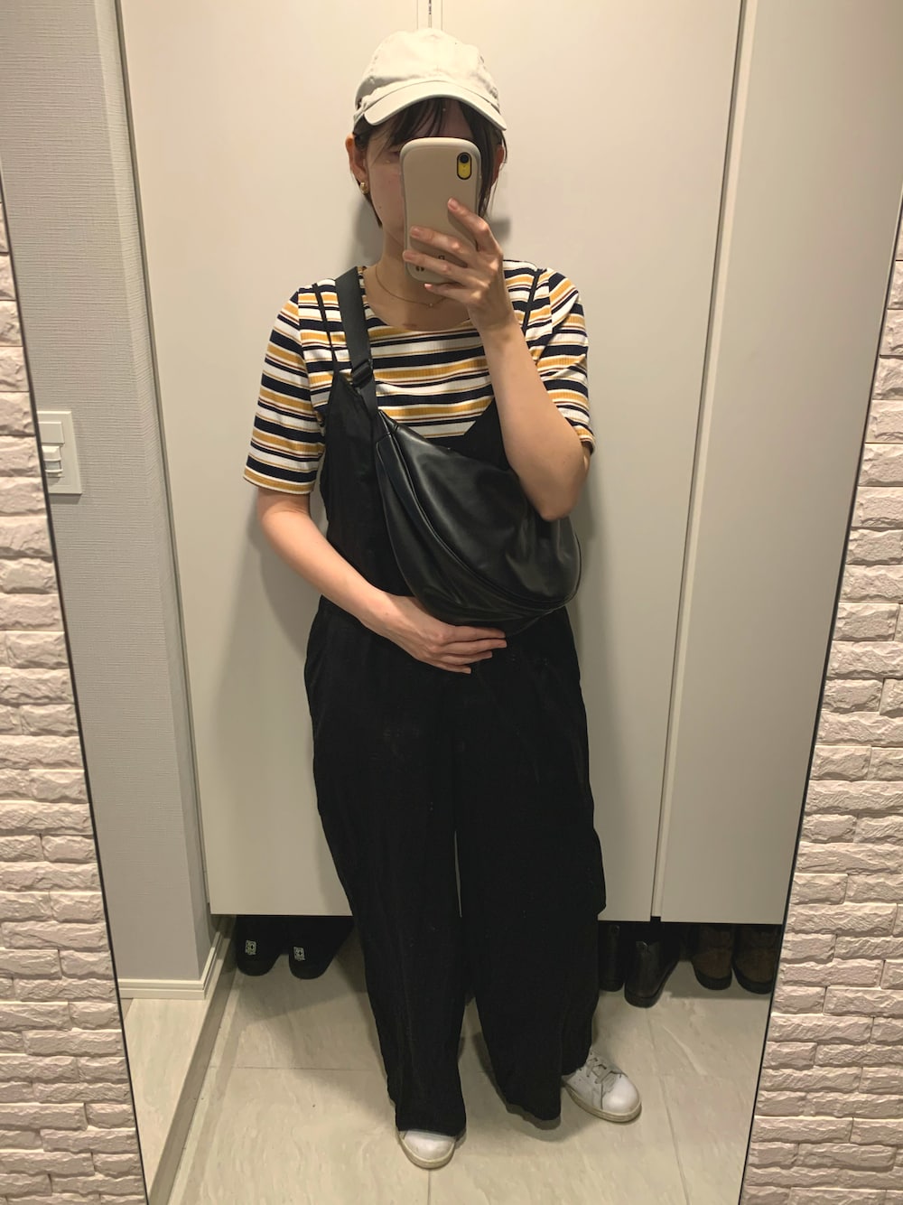 「おしゃれさんと繋がりたい、今日のコーデ、スニーカー、サロペット、キャップ、カジュアルコーデ」｜「niko and...のアイテム（キャップ、ベージュ系）」を使った、sakuさん（レディース・162cm）の春コーディネートの1枚目の写真