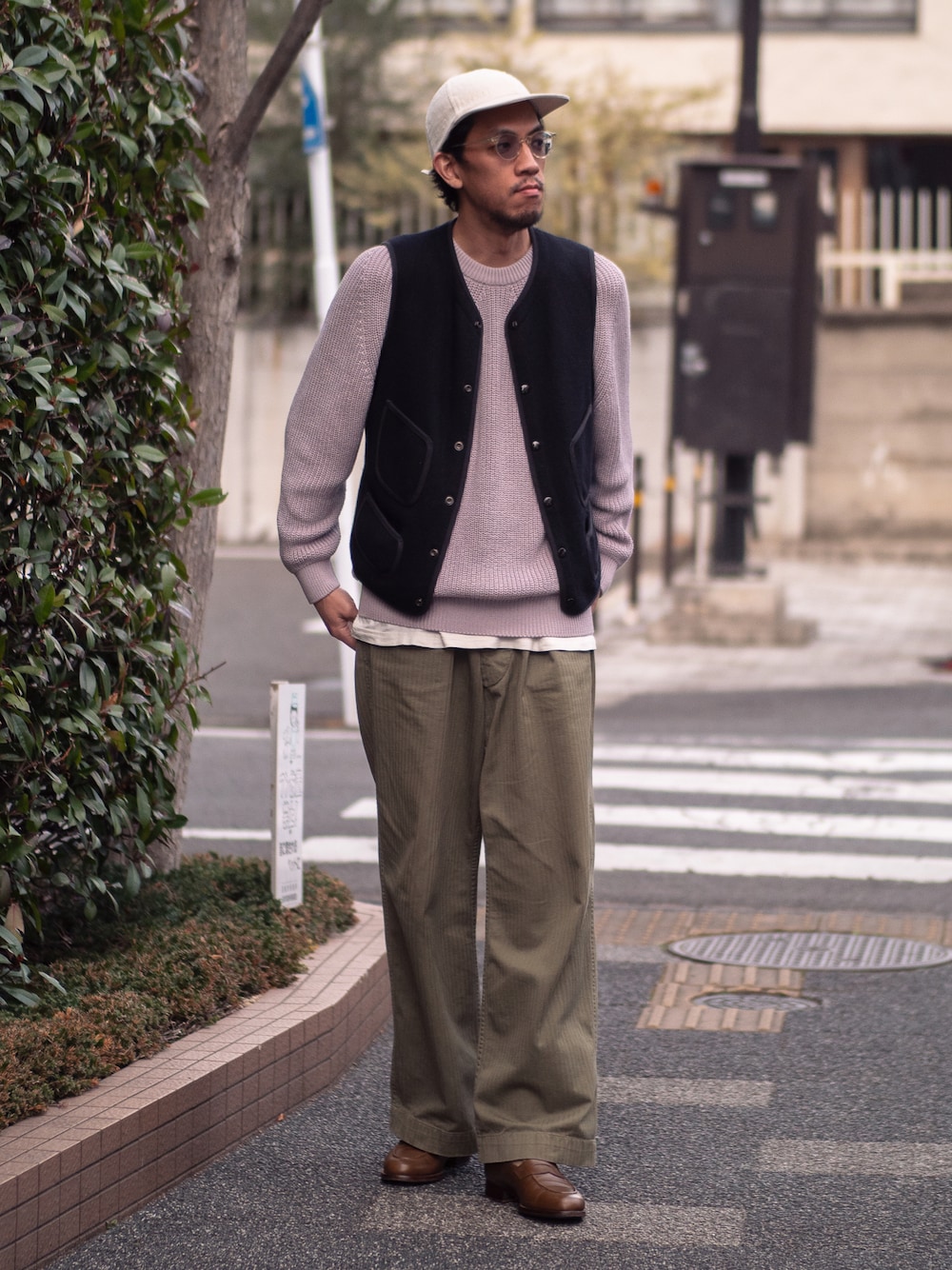 「春コーデ、大人カジュアル、30代コーデ、vintage、古着、古着コーデ、古着MIX、メガネ男子、春ニット、ベスト、ミリタリーパンツ、革靴、ローファー」｜「BATONERのアイテム（ニット/セーター、パープル系）」を使った、tasuuuuuさん（メンズ・180cm）の冬コーディネートの1枚目の写真