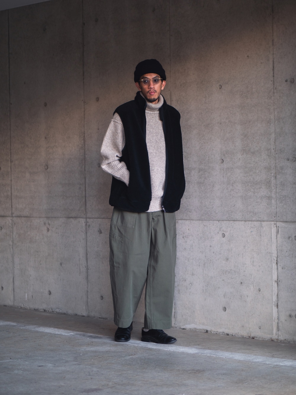 「冬コーデ、シンプルコーデ、冬を彩る色いろコーデ、vintage、VINTAGE、ヴィンテージ、ビンテージ、古着MIX、古着、古着コーデ、ミリタリー、ニット、フリース、軍パン、革靴」｜「yoko sakamotoのアイテム（キャップ、ブラック系）」を使った、tasuuuuuさん（メンズ・180cm）の冬コーディネートの1枚目の写真