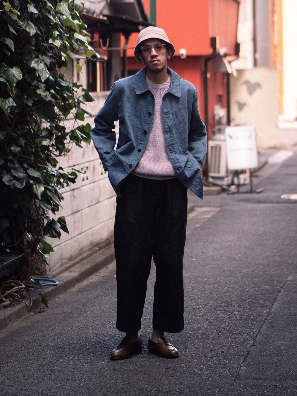 「春コーデ、大人カジュアル、30代コーデ、vintage、古着、古着コーデ、古着MIX、ユーロワーク、メガネ男子、デニム、デニムジャケット、春ニット、バケットハット、革靴、ローファー」｜「OUTILのアイテム（デニムジャケット、ブルー系）」を使った、tasuuuuuさん（メンズ・180cm）の冬コーディネートの1枚目の写真
