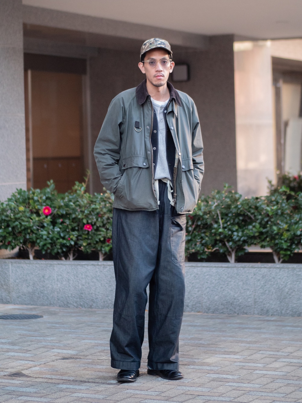 「シンプルコーデ、冬コーデ、barbour、バブアー、VINTAGE、vintage、ビンテージ、古着MIX、古着コーデ、古着、デニム、デニムパンツ、ワイドパンツ、スウェット」｜「Scyeのアイテム（キャップ、グリーン系）」を使った、tasuuuuuさん（メンズ・180cm）の冬コーディネートの1枚目の写真
