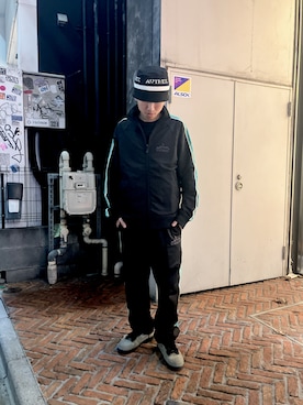 「AVIREX（アヴィレックス）のアイテム（ジャージ）」を使った、HARUKIさん（メンズ・166cm）の冬コーディネート
