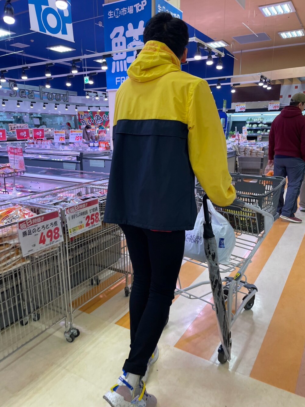「GUのワンダーシェイプカラースキニーパンツ(股下76cm)（パンツ、ブラック系）」を使った、ぱやしだよさん（メンズ・175cm）の冬コーディネートの1枚目の写真