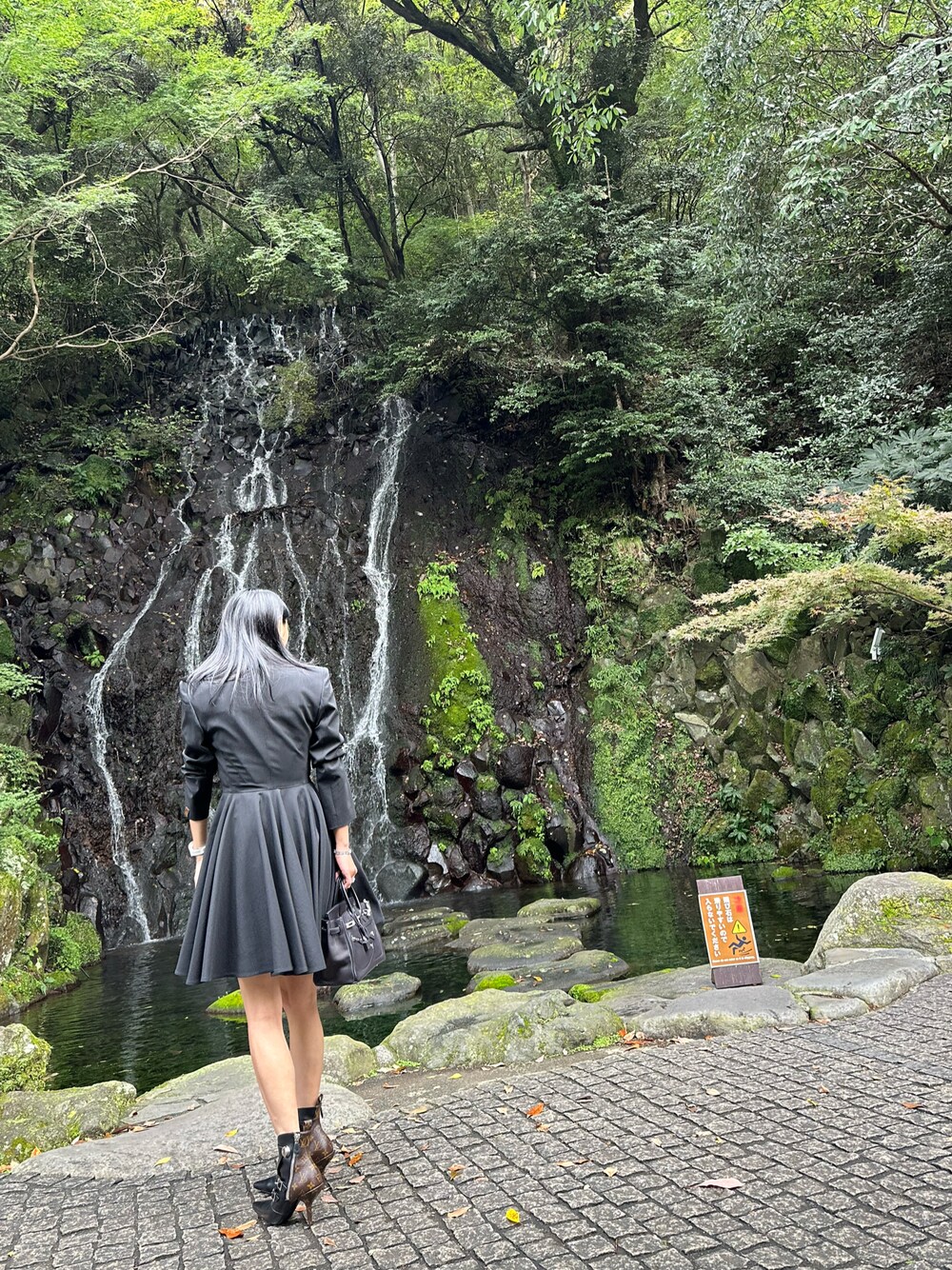 「no brandのアイテム（トレンチコート、ブラック系）」を使った、株式会社KEG中嶋佳子さん（レディース・165cm）の秋コーディネートの1枚目の写真