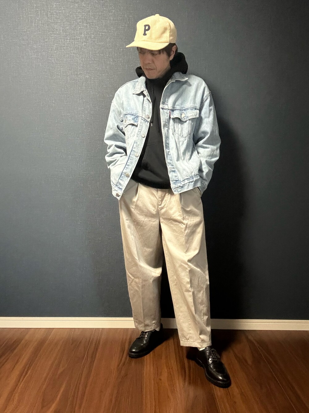 「キャップ、大人カジュアル、デニムジャケット、春服、パーカー、カラーパンツ、春アウター、春コーデ」｜「Levi'sのオーバーサイズデニムジャケット ライトインディゴブルー（デニムジャケット、ブルー系）」を使った、ようさん（メンズ・170cm）の春コーディネートの1枚目の写真