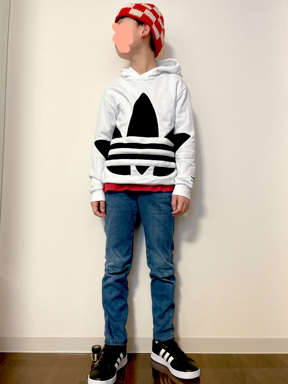 「アディダスオリジナルス、アディダス、デニムパンツ、パーカー、フーディー、ビーニー、ニット帽」｜「UNIQLOのアイテム（デニムパンツ、ブルー系）」を使った、kotakotaさん（キッズ・131cm）の冬コーディネートの1枚目の写真