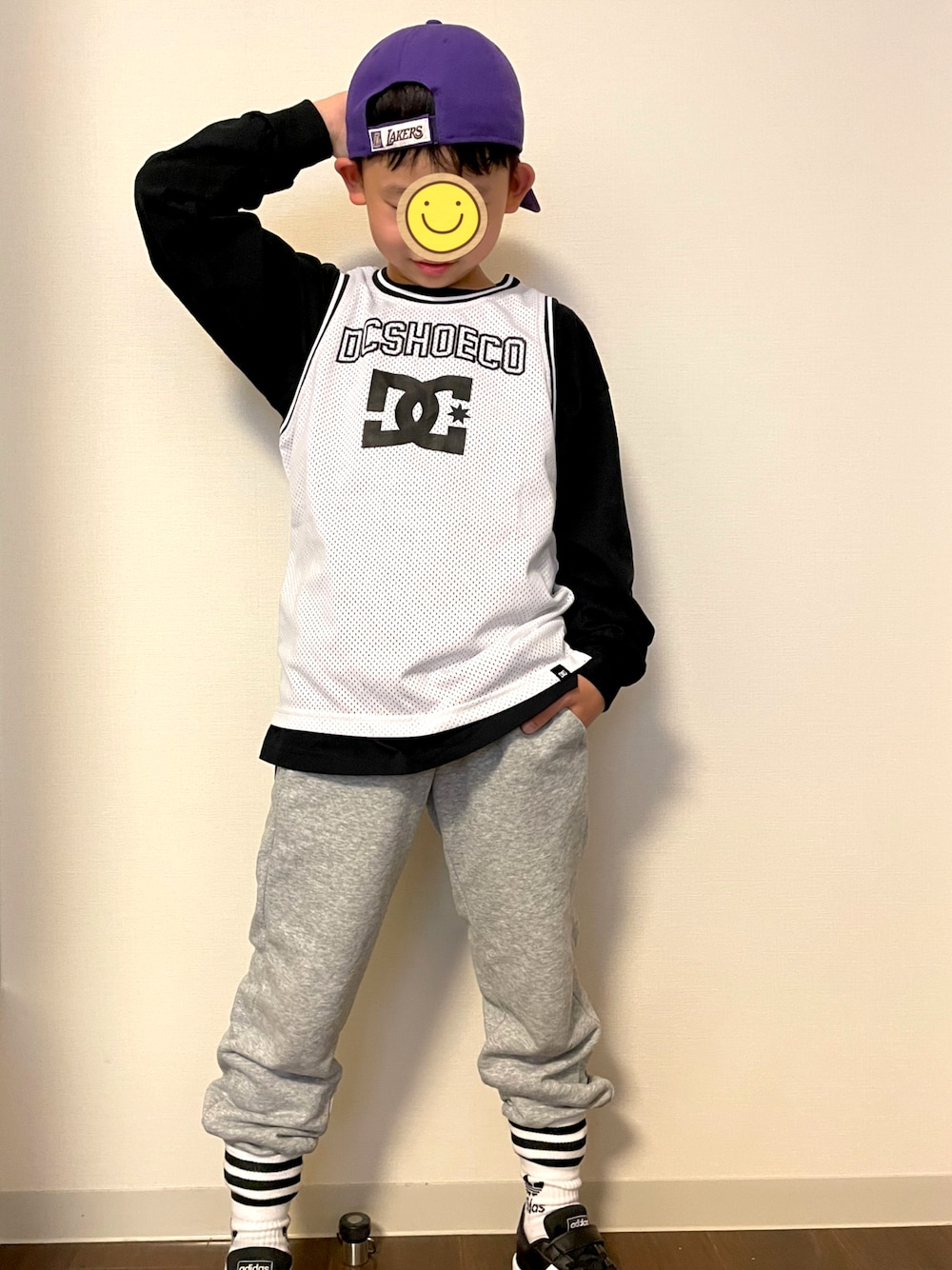 「キッズコーデ、ニューエラ、レイカーズ、NBA、バスケタンク、DC SHOES、男の子コーデ、スウェットパンツ、アディダス」｜「NEW ERAのアイテム（キャップ、パープル系）」を使った、kotakotaさん（キッズ・131cm）の秋コーディネートの1枚目の写真