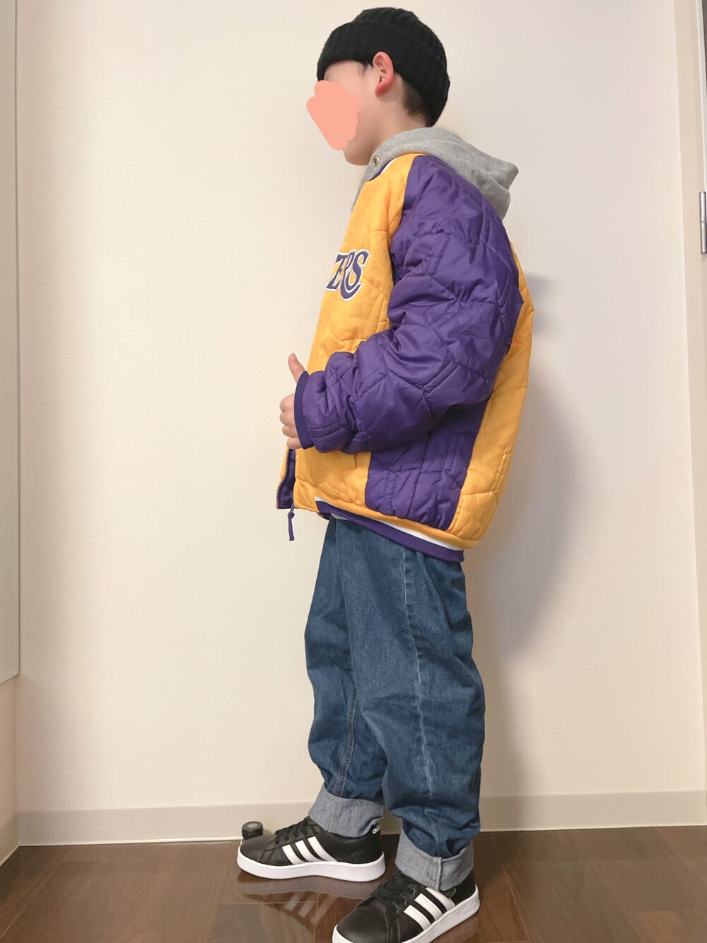 「ノーティカ、NBA、レイカーズ、フーディー、パーカー、ビーニー、ニット帽、アウター、ストリート」｜「NAUTICAの【NAUTICA/ノーティカ】デニムロングパンツ（その他パンツ、ブルー系）」を使った、kotakotaさん（キッズ・131cm）の冬コーディネートの1枚目の写真