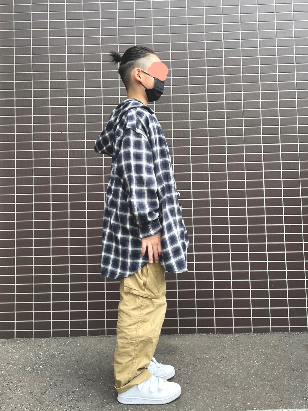 「アディダス、ノーティカ、シンプル、チェックシャツ、カーゴパンツ、ストリート、キッズファッション」｜「BREEZEのチェックフードシャツ ジュニア（シャツ/ブラウス、グレー系）」を使った、kotakotaさん（キッズ・135cm）の春コーディネートの1枚目の写真