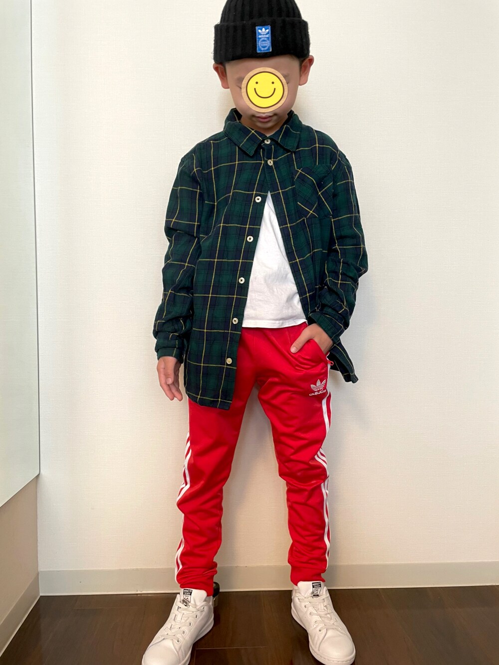 「プチプラ、アディダス、アディダスオリジナルス、トラックパンツ、ジャージ、チェック、チェックシャツ、通学コーデ、息子コーデ、ニット帽、ビーニー」｜「西松屋のアイテム（シャツ/ブラウス、グリーン系）」を使った、kotakotaさん（キッズ・131cm）の秋コーディネートの1枚目の写真