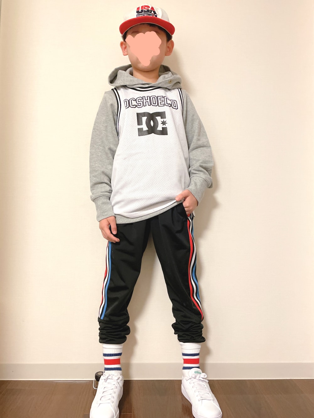 「レイヤード、チャンピオン、パーカー、ジャージ、アディダス、DC SHOES、トラックパンツ、NBA、スタンス、アディダスオリジナルス、フーディー、ゲームシャツ、ストリート」｜「NBAのアイテム（キャップ、ホワイト系）」を使った、kotakotaさん（キッズ・131cm）の秋コーディネートの1枚目の写真