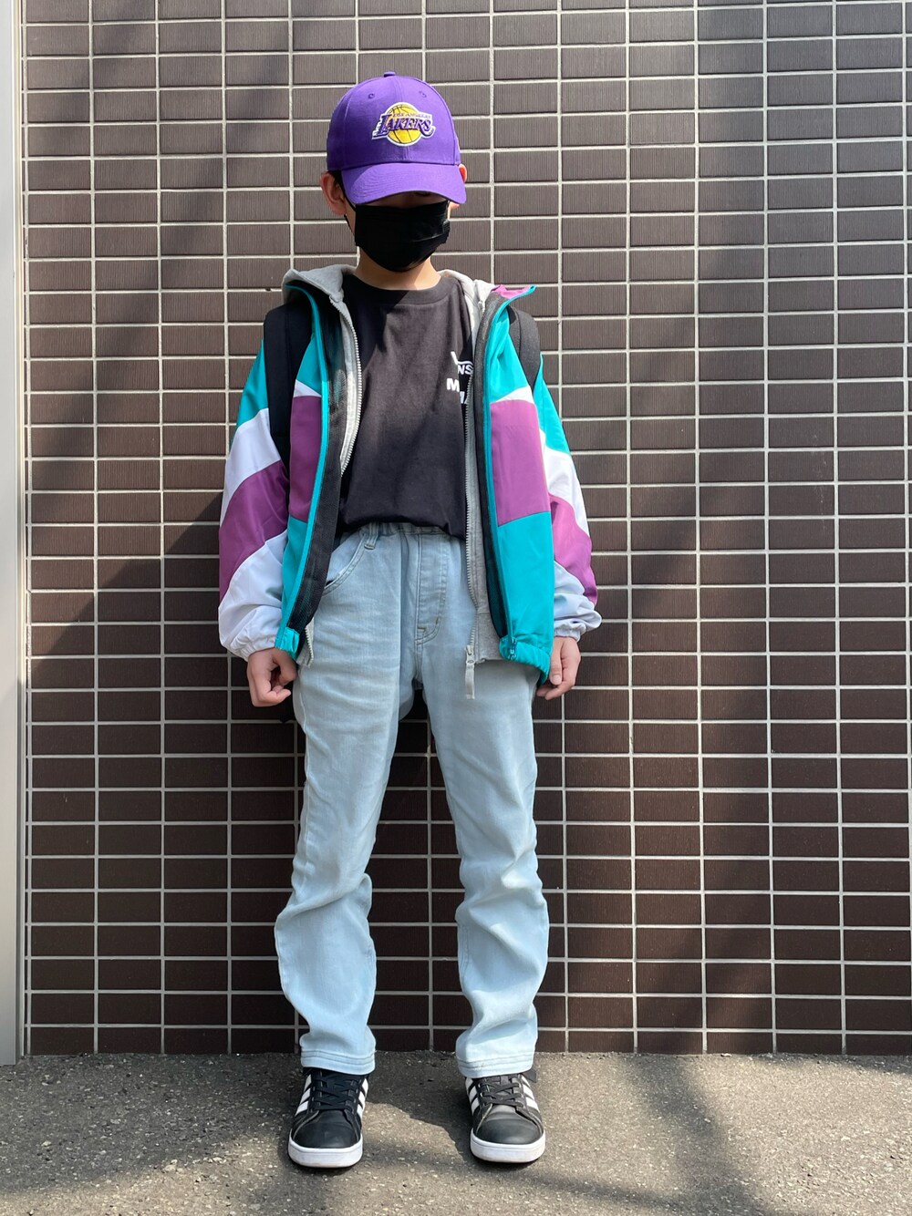 「レイカーズ、ニューエラ キャップ、バンズ、カンゴール、デニムパンツ、ストリート」｜「BREEZEのラフデニムパンツ 10分丈＿ストレッチ（デニムパンツ、ブルー系）」を使った、kotakotaさん（キッズ・134cm）の春コーディネートの1枚目の写真