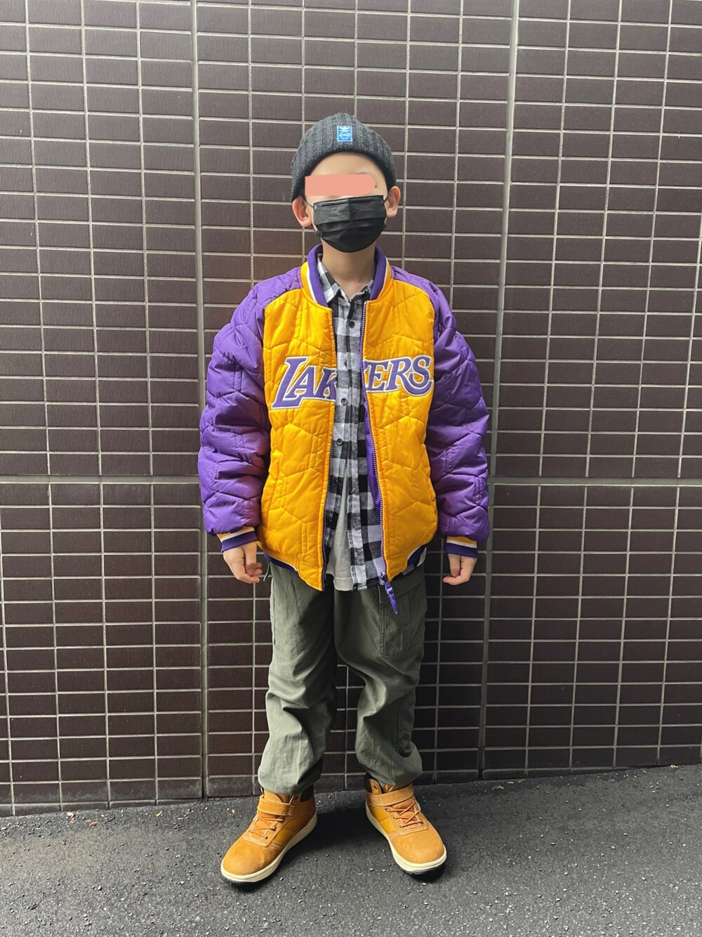 「レイカーズ、NBA、ストリートコーデ、カーゴパンツ、カーキ、バンズ、アディダスオリジナルス、ビーニー」｜「adidas Originalsのアイテム（ニットキャップ/ビーニー、ブラック系）」を使った、kotakotaさん（キッズ・131cm）の春コーディネートの1枚目の写真