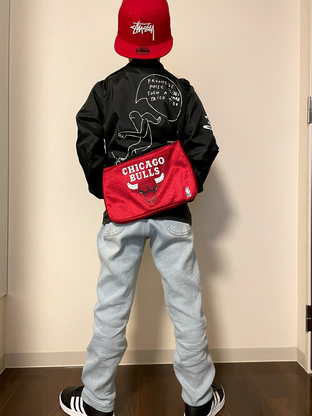 「スニーカー、デニム、アディダス、マークゴンザレス、ステューシー、息子コーデ、キッズファッション、ブルズ、NBA」｜「BREEZEのラフデニムテーパードパンツ 10分丈（デニムパンツ、ブルー系）」を使った、kotakotaさん（キッズ・131cm）の秋コーディネートの1枚目の写真