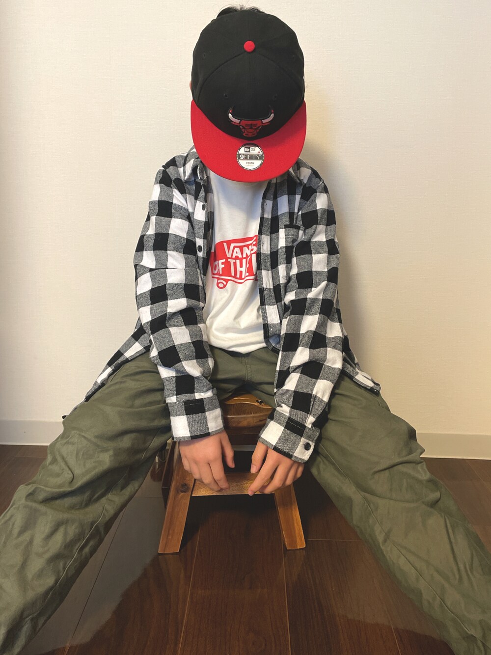 「ブルズ、NBA、キャップ、シャツ、カーゴパンツ、ストリート」｜「VANSの【VANS】プリント半袖Tシャツ  VANS-MT02A（Tシャツ/カットソー、ホワイト系）」を使った、kotakotaさん（キッズ・134cm）の春コーディネートの1枚目の写真