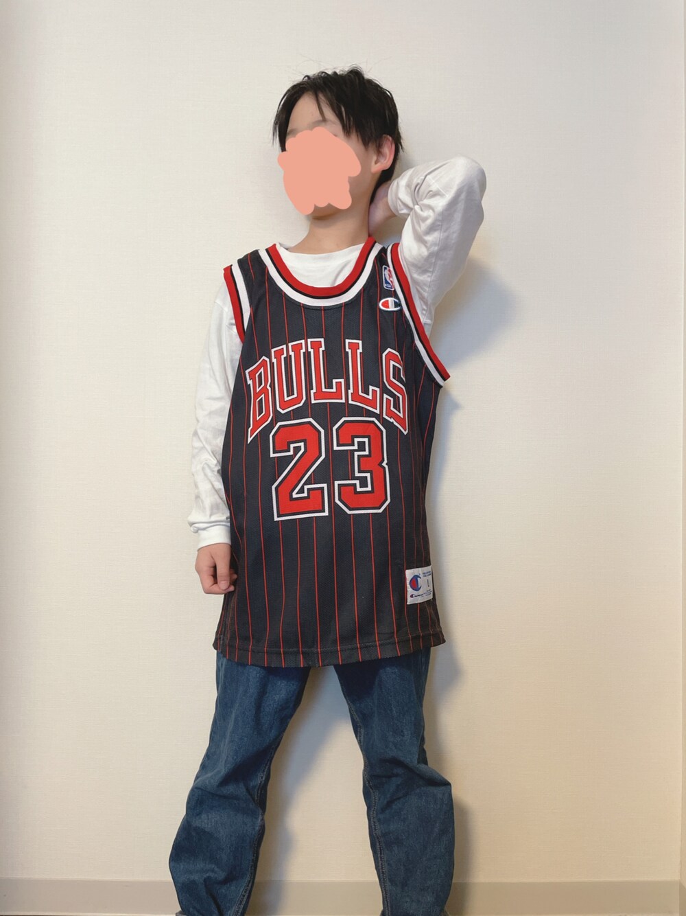 「ストリート、ストリートコーデ、NBA、ブルズ、ノーティカ、デニムパンツ、ゲームシャツ、バスケタンク」｜「NAUTICAの【NAUTICA/ノーティカ】デニムロングパンツ（その他パンツ、ブルー系）」を使った、kotakotaさん（キッズ・134cm）の春コーディネートの1枚目の写真