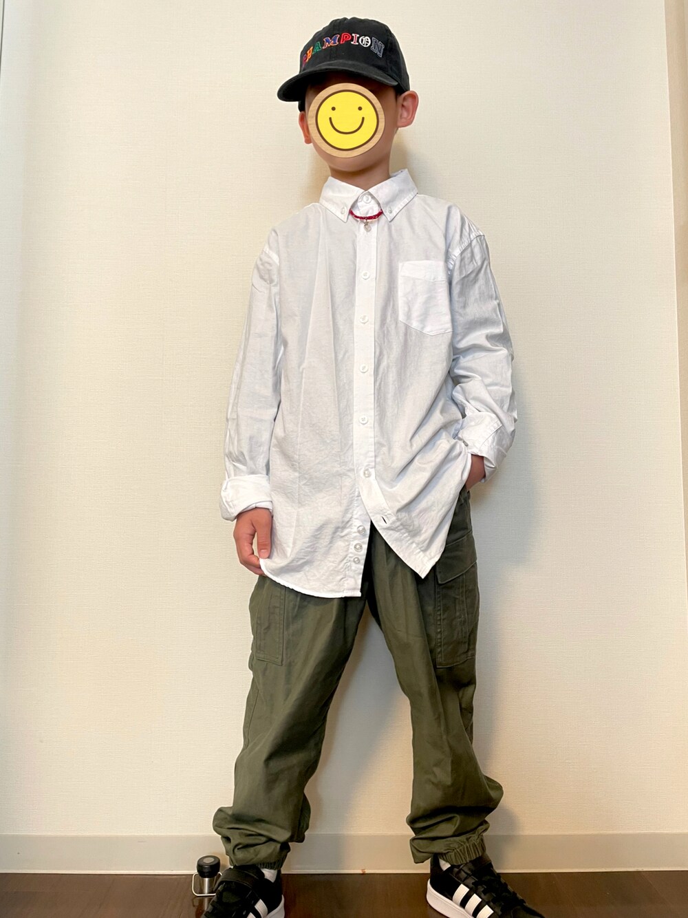 「白シャツ、チャンピオン、ストリート、カーゴパンツ、男の子コーデ、キッズファッション」｜「Championのアイテム（キャップ、ブラック系）」を使った、kotakotaさん（キッズ・131cm）の秋コーディネートの1枚目の写真