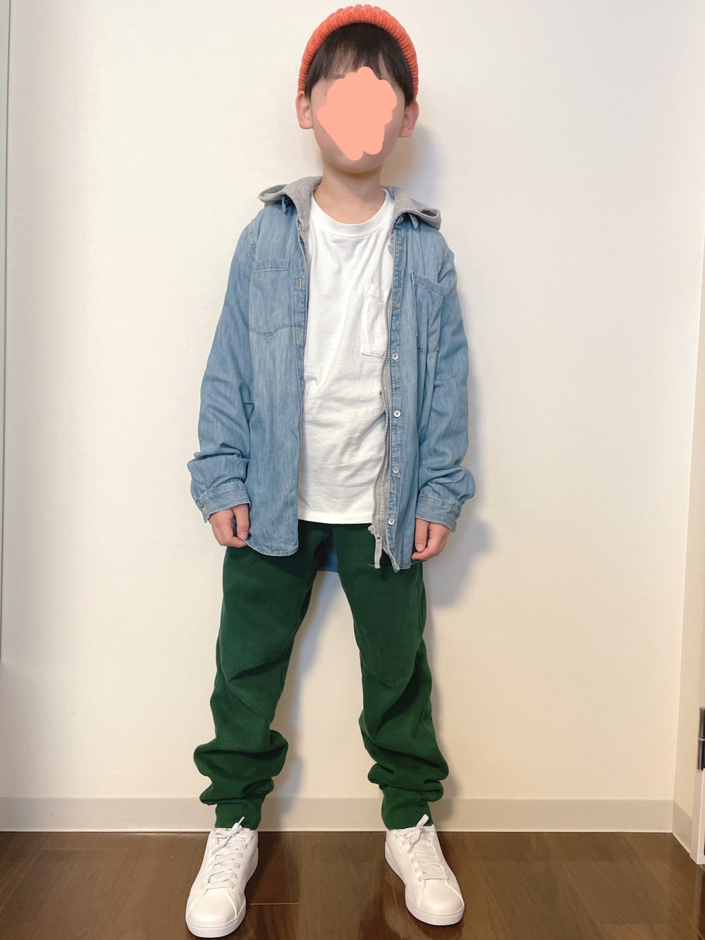「ギャップ、スウェットパンツ、デニムシャツ、パーカー、フーディー、ニット帽、ビーニー、ノーティカ」｜「GAPのカーボナイズドフリース ジョガーパンツ (キッズ)（スウェットパンツ、グリーン系）」を使った、kotakotaさん（キッズ・131cm）の冬コーディネートの1枚目の写真
