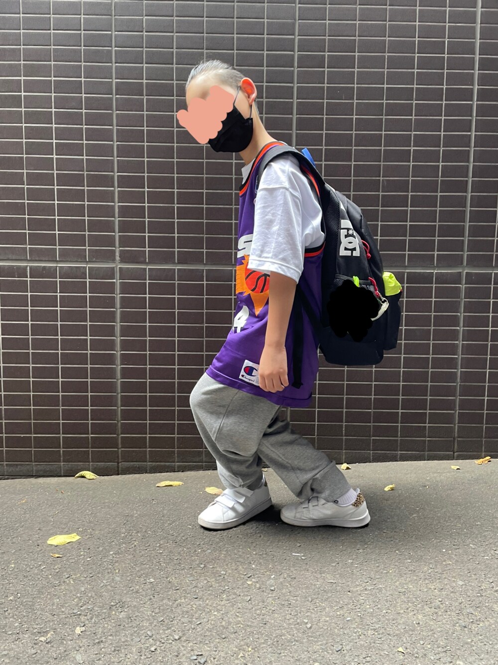 「チャンピオン、スウエットパンツ、ゲームシャツ、サンズ、ストリート、アディダス」｜「ChampionのChampion/チャンピオン　SWEAT PANTS（スウェットパンツ、グレー系）」を使った、kotakotaさん（キッズ・135cm）の夏コーディネートの1枚目の写真