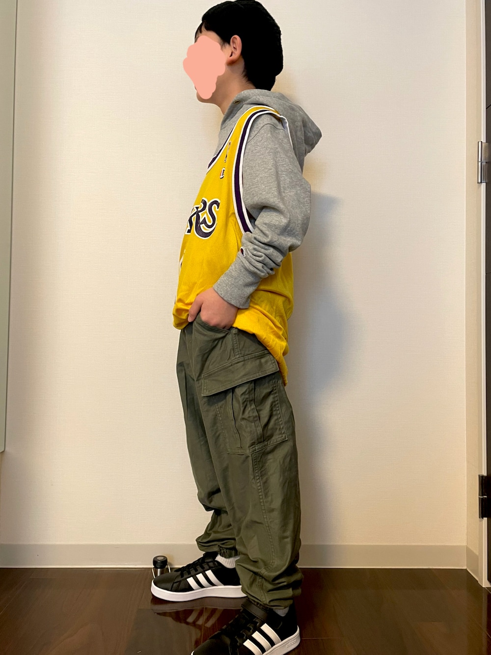 「カーゴパンツ、バスケタンク、ビーニー、パーカー、フーディー、ニット帽、レイヤード、ストリート、ゲームシャツ、レイカーズ、NBA」｜「MAKE YOUR DAYのワイドカーゴパンツ■80～140cm（カーゴパンツ、グリーン系）」を使った、kotakotaさん（キッズ・131cm）の冬コーディネートの1枚目の写真