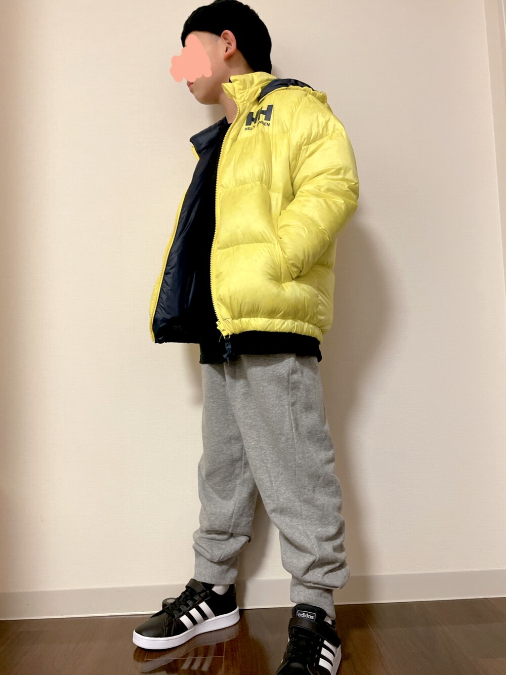「スウェットパンツ、ダウンジャケット、ニット帽、チャンピオン、ダウン、ストリート、アディダス、ビーニー、アディダスオリジナルス、ヘリーハンセン、息子コーデ」｜「HELLY HANSENのアイテム（ダウンジャケット/コート、イエロー系）」を使った、kotakotaさん（キッズ・131cm）の秋コーディネートの1枚目の写真