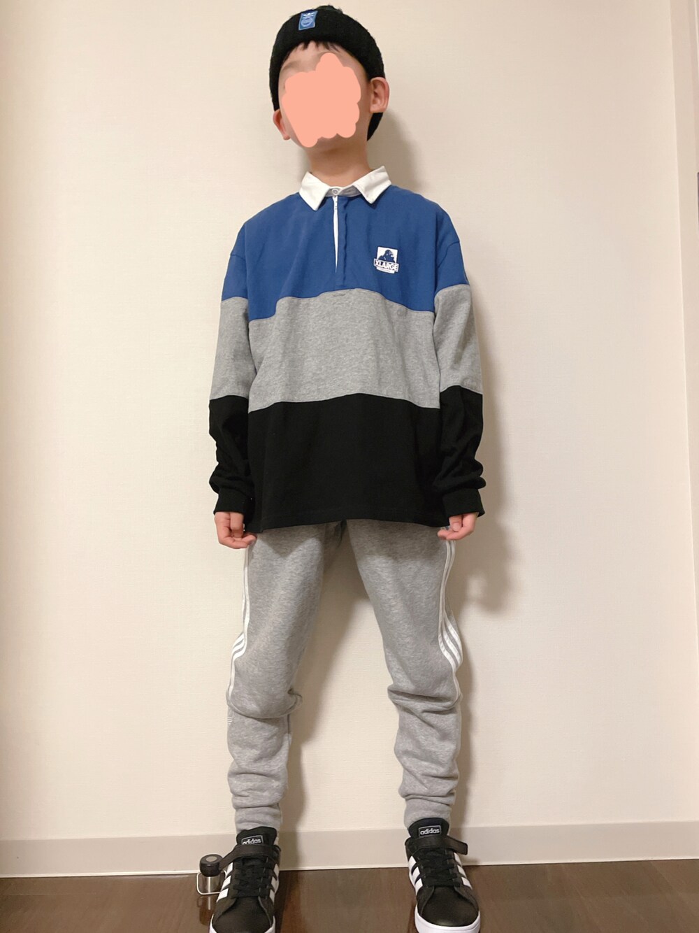 「スウェットパンツ、アディダス、アディダスオリジナルス、ビーニー、ニット帽、ラガーシャツ、エクストララージ」｜「adidas Originalsのアイテム（スウェットパンツ、グレー系）」を使った、kotakotaさん（キッズ・131cm）の冬コーディネートの1枚目の写真