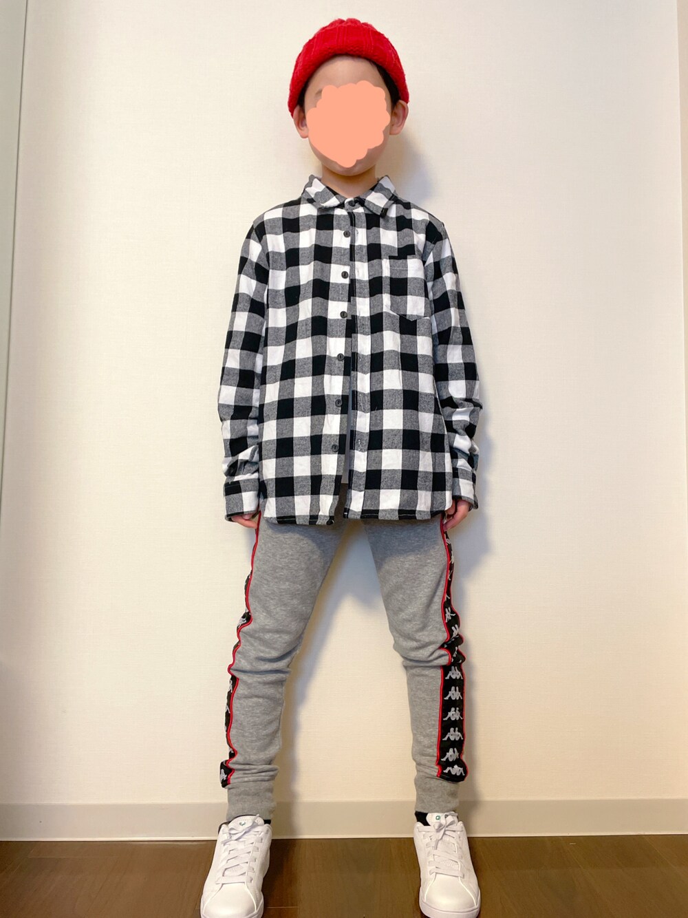 「カッパ、チェックシャツ、スウェットパンツ、ビーニー、ニット帽」｜「Kappaのアイテム（スウェットパンツ、グレー系）」を使った、kotakotaさん（キッズ・131cm）の冬コーディネートの1枚目の写真