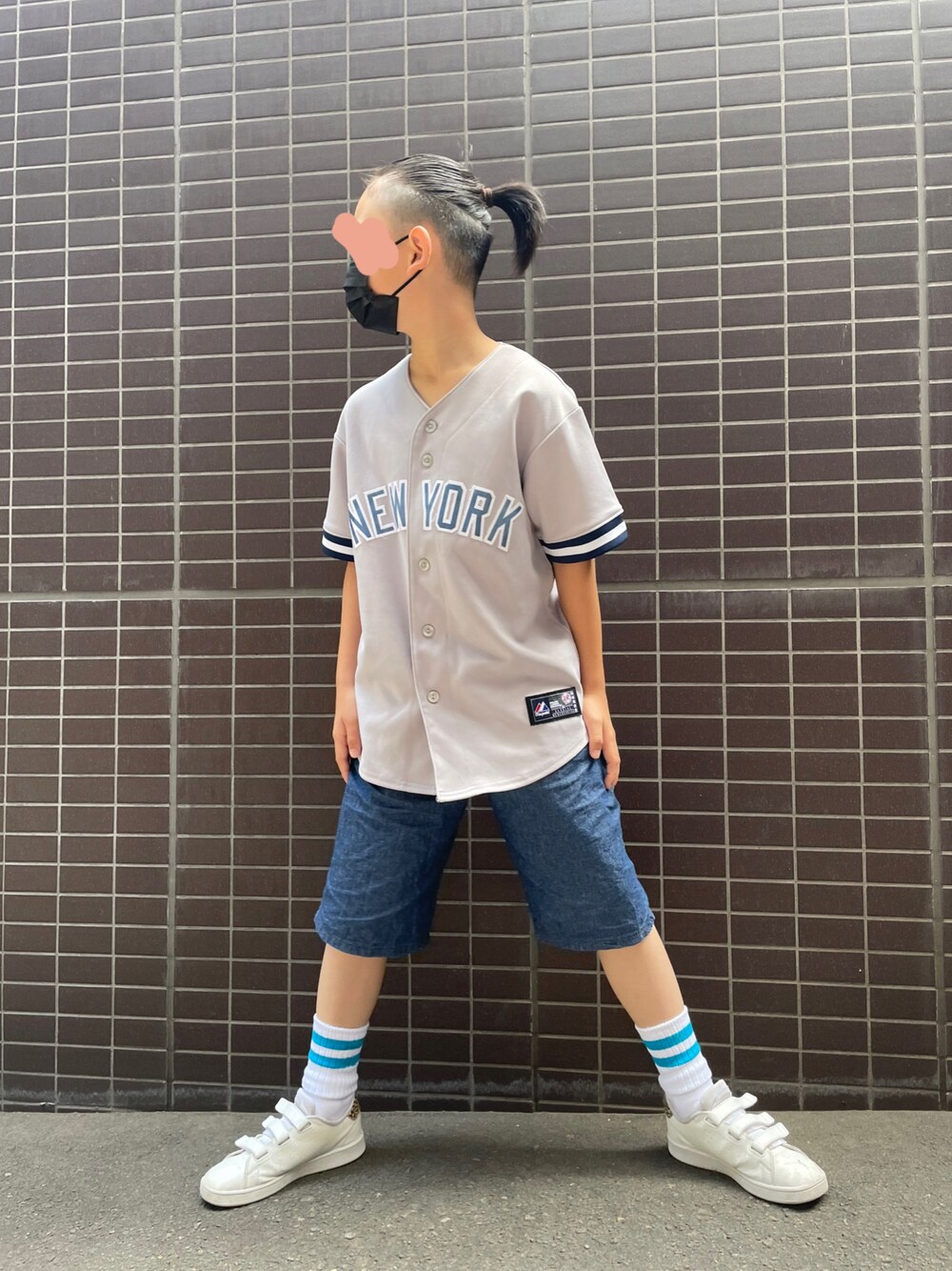 「ベースボールシャツ、ハーフパンツ、ストリートコーデ、キッズコーデ、ゲームシャツ、アディダス」｜「ヤンキースのアイテム（トップス、グレー系）」を使った、kotakotaさん（キッズ・135cm）の夏コーディネートの1枚目の写真