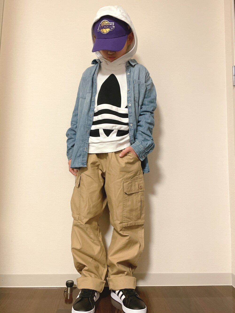 「ノーティカ、カーゴパンツ、デニムシャツ、パーカー、フーディー、キャップ、レイカーズ、ストリート、わたしの推しブランド」｜「NAUTICAの【NAUTICA/ノーティカ】カーゴロングパンツ（その他パンツ、ベージュ系）」を使った、kotakotaさん（キッズ・131cm）の冬コーディネートの1枚目の写真