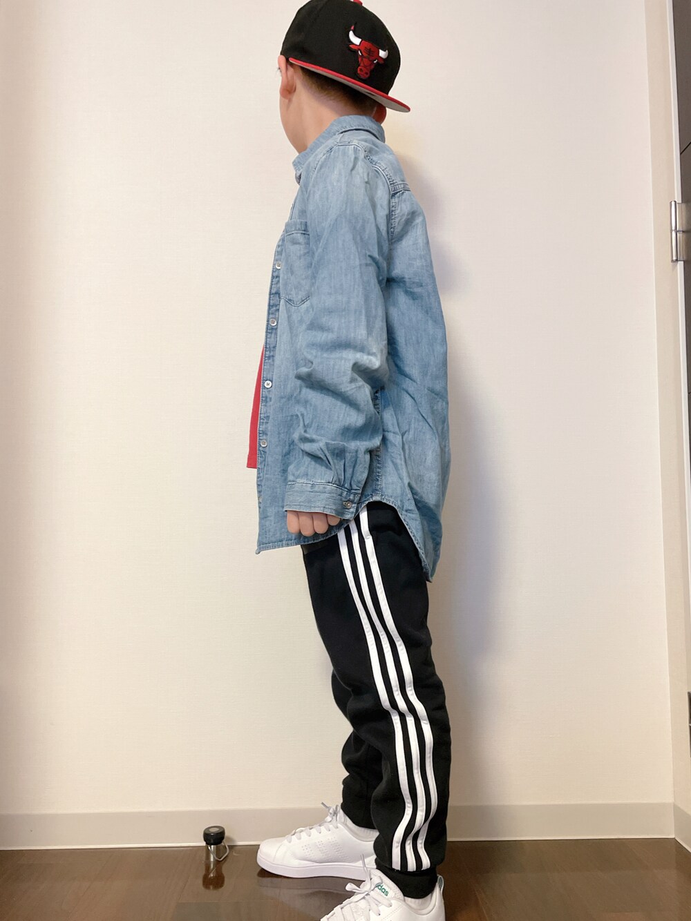 「アディダス、ギャップ、デニムシャツ、ブルズ、NBA、トラックパンツ」｜「adidasの3ストライプス テーパードレッグパンツ [3-Stripes Tapered Leg Pants] アディダス（キッズ/子供用）（スウェットパンツ、ブラック系）」を使った、kotakotaさん（キッズ・131cm）の冬コーディネートの1枚目の写真