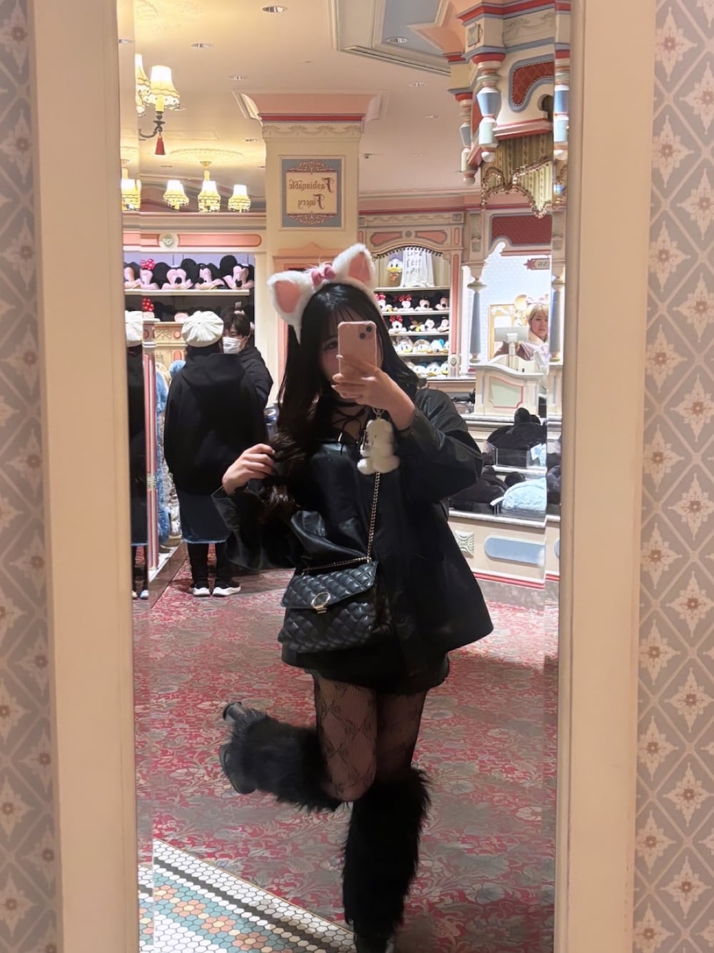 「春服、150cm台コーデ、おでかけコーデ、ディズニーコーデ、マリーちゃんコーデ、低身長女子、網タイツ、韓国ファッション、あまからミックス、美容学生、レディースファッション、オールブラック、レッグウォーマー、ルーズソックス」｜「H&Mのアイテム（ショルダーバッグ、ブラック系）」を使った、kanonさん（レディース・150cm）の春コーディネートの1枚目の写真