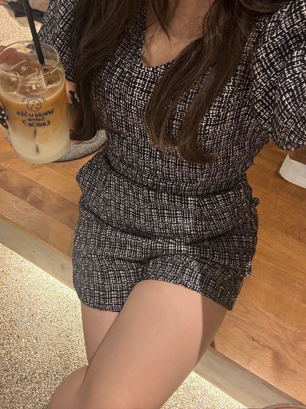 「秋っぽコーデ更新中、低身長女子、rienda、清楚ギャル、カフェコーデ、大学生コーデ、美容学生、ロンパース、未来のWEARISTAプロジェクト」｜「riendaのアイテム（オールインワン・サロペット、ブラック系）」を使った、kanonさん（骨格ストレート・レディース・150cm）の秋コーディネートの1枚目の写真