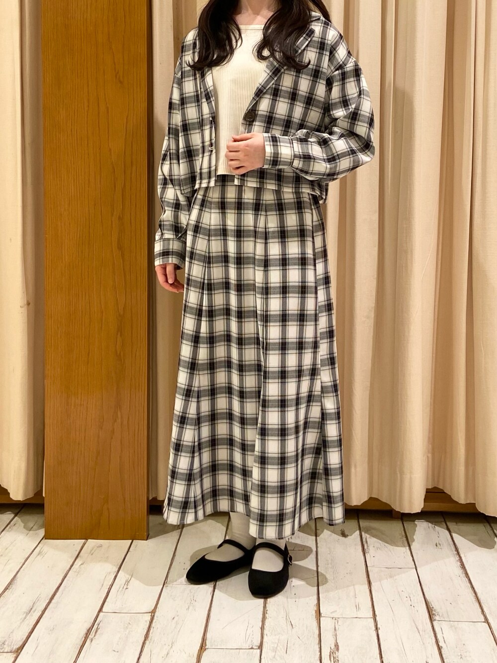 「ehka sopo、春コーデ、シンプルコーデ、セットアップ、ジャケット、チェックシャツ、チェックスカート」｜「ehka sopoの無地／チェックマーメイドスカート【セットアップ可】（スカート、グレー系）」を使った、erさん（レディース・163cm）の冬コーディネートの1枚目の写真