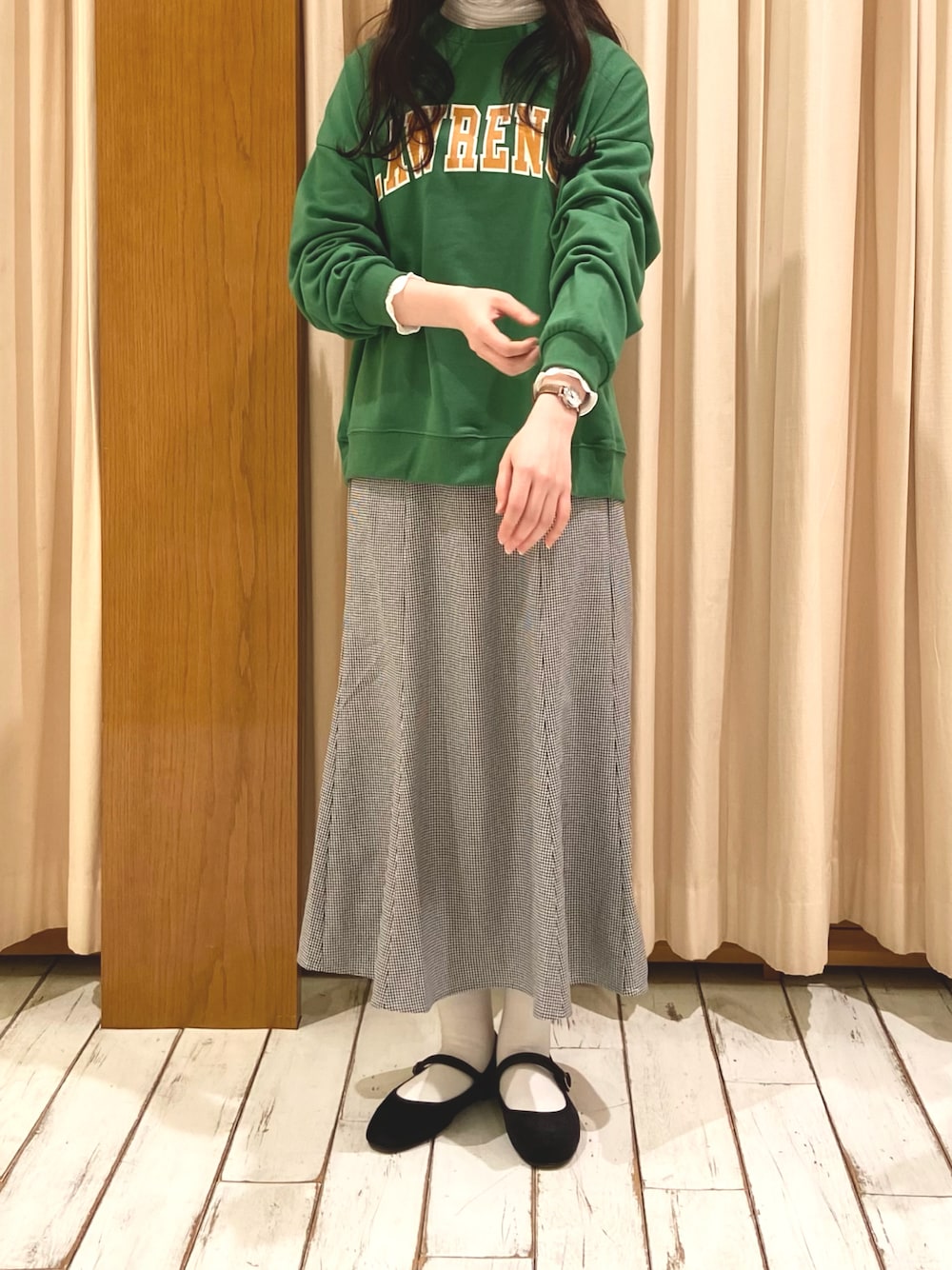 「ehka sopo、エヘカソポ、春コーデ、春カラー、ロゴスウェット、トレーナー、マーメイドスカート、チェックスカート、重ね着、レイヤードスタイル、シンプルコーデ、今日のコーデ、おしゃれさんと繋がりたい」｜「ehka sopoのカレッジロゴトレーナー（Tシャツ/カットソー、グリーン系）」を使った、erさん（レディース・163cm）の冬コーディネートの1枚目の写真