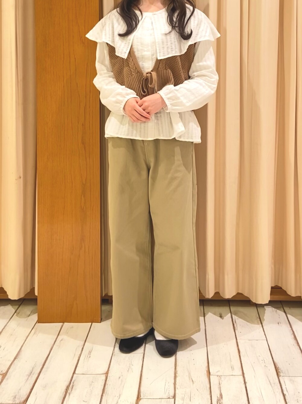 「Samansa Mos2、サマンサ モスモス(Samansa Mos2)、ブラウス、ビスチェ、ストレートパンツ、重ね着、レイヤードスタイル、シンプルコーデ、春コーデ」｜「Samansa Mos2の配色ステッチストレートパンツ（その他パンツ、ベージュ系）」を使った、erさん（レディース・163cm）の冬コーディネートの1枚目の写真