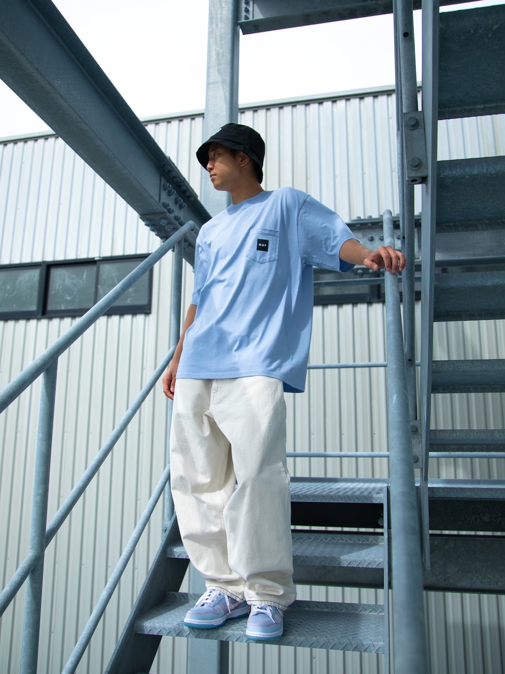 「HUF、hufworldwide、NIKE、union、dunk、ストリート、ストリートコーデ、バケットハット、スニーカーコーデ、スニーカー、休日コーデ、シンプル、ビックシルエット」｜「HUFのBOX LOGO POCKET TEE / HUF ポケットTシャツ（Tシャツ/カットソー、ブルー系）」を使った、HUF JAPANさん（メンズ・165cm）の春コーディネートの1枚目の写真