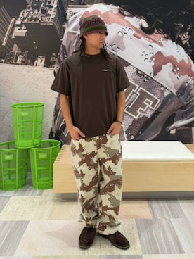 「HUF（ハフ）のCROMER CAMO PANT（デニムパンツ、ブラウン系）」を使った、HUF JAPANさん（レディース・163cm）の夏コーディネート