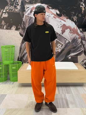 「HUF（ハフ）のHUF eightynine FLEECE PANT（スウェットパンツ、オレンジ系）」を使った、HUF JAPANさん（レディース・163cm）の夏コーディネート