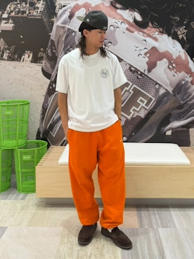 「HUF（ハフ）のHUF eightynine FLEECE PANT（スウェットパンツ、オレンジ系）」を使った、HUF JAPANさん（レディース・163cm）の夏コーディネート