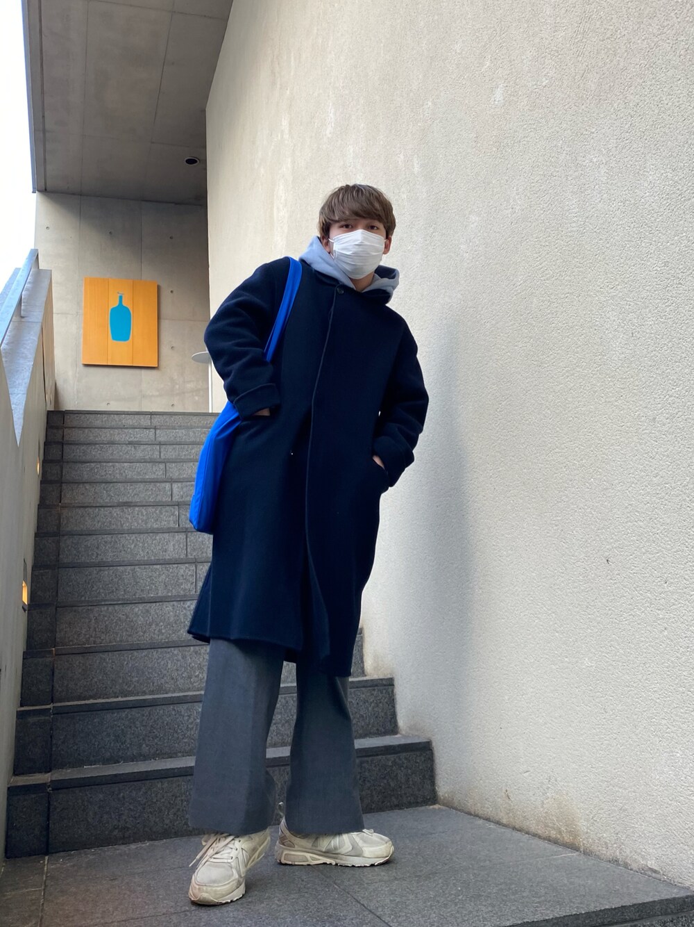 「シンプルコーデ、カジュアルコーデ、リラックススタイル、春コーデ、休日スタイル、春アウター、ootd、レイヤードスタイル、スラックス、韓国ファッション、低身長」｜「hayのアイテム（トートバッグ、ブルー系）」を使った、shujjjiさん（メンズ・169cm）の冬コーディネートの1枚目の写真
