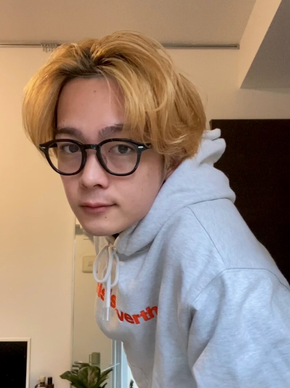 「秋冬コーデ、休日スタイル、おしゃれさんと繋がりたい、カジュアル、秋、ストリート、韓国ファッション、韓国ブランド、ootd、メガネ男子、大人カジュアル」｜「thisisneverthatのアイテム（パーカー、グレー系）」を使った、shujjjiさん（メンズ・169cm）の秋コーディネートの1枚目の写真