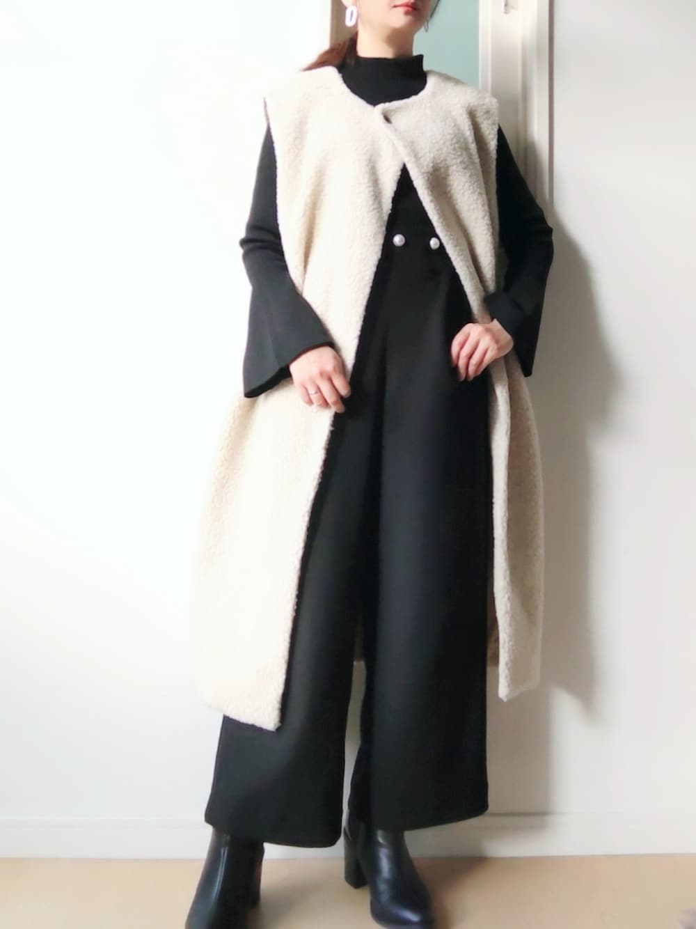 「休日スタイル、大人カジュアル、大人ファッション、低身長女子、小柄女子、145cm、145cmコーデ、モノトーンコーデ、モノトーン、モノトーンスタイル、低身長コーデ、U150、ボア、ボアジレ、パール」｜「UNLIENSのアイテム（その他アウター、ベージュ系）」を使った、minicocochan【相互フォロー】さん（骨格ストレート・レディース・145cm）の秋コーディネートの1枚目の写真