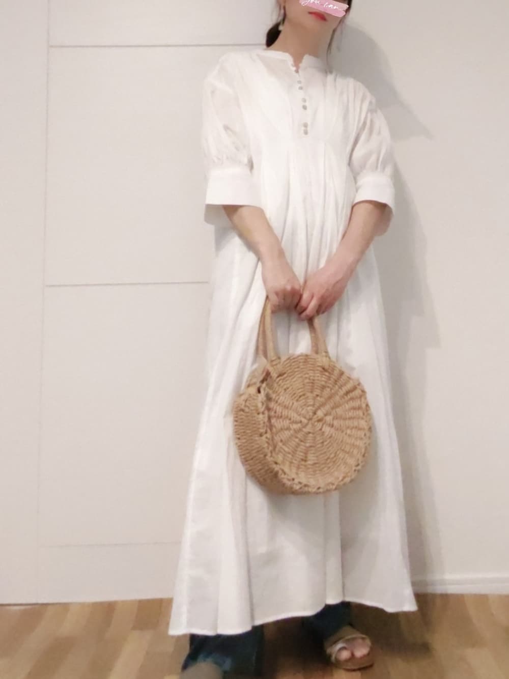 「春夏コーデ、きれいめカジュアル、低身長コーデ、ootd、骨格ウェーブ、リラックススタイル、ワンピース、ホワイトワンピース、リーフイヤリング、リーフ、クリア、白ワンピース、低身長、低身長女子、145cm」｜「fifthのアイテム（ショルダーバッグ、ベージュ系）」を使った、minicocochan【相互フォロー】さん（レディース・145cm）の春コーディネートの1枚目の写真