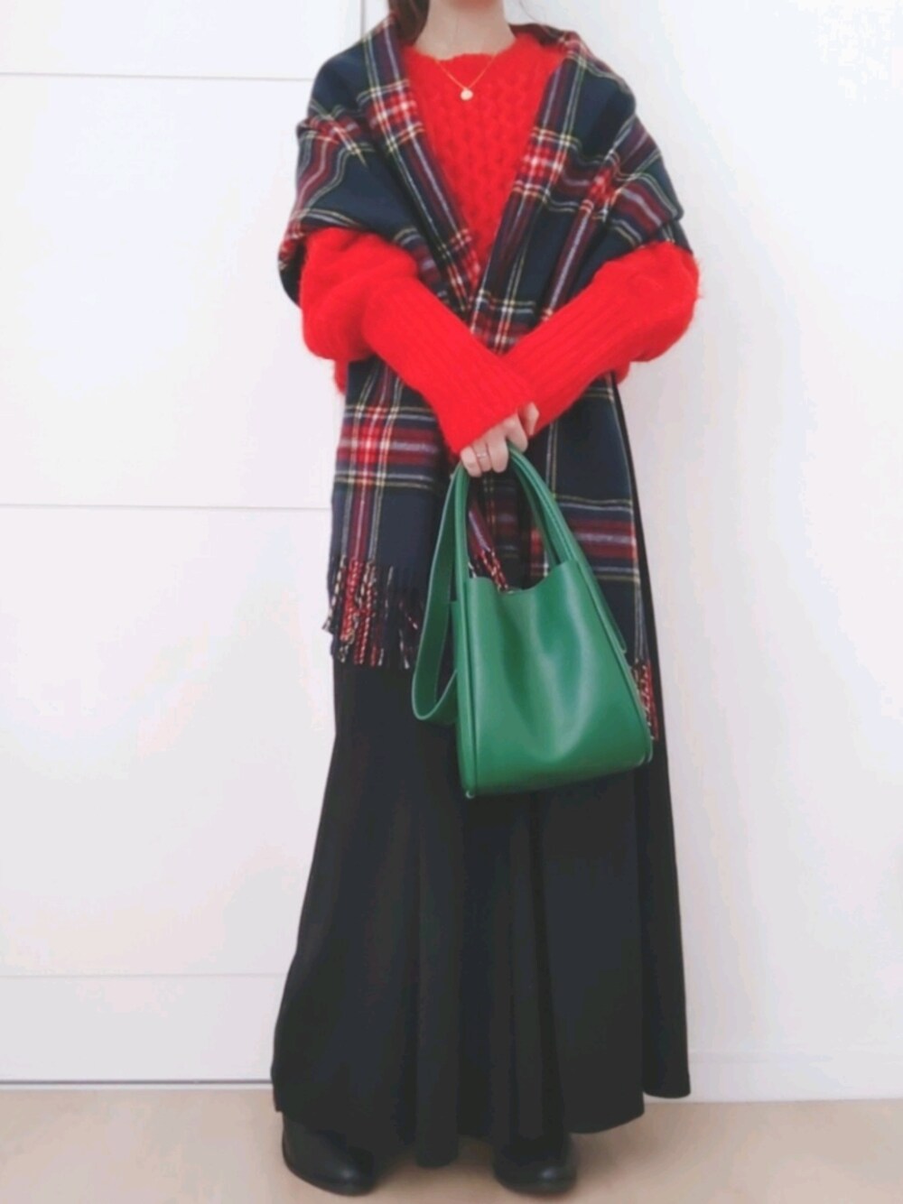 「クリスマスに着たい服、おしゃれさんと繋がりたい、冬、カジュアルコーデ、ニット/セーター、赤ニット、クリスマス、クリスマスカラー、145cm、145cmコーデ、30代、低身長、低身長コーデ、低身長女子、minicocoTOKYO」｜「KOBE LETTUCEのケーブルフェザーニット（ニット/セーター、レッド系）」を使った、minicocochan【相互フォロー】さん（レディース・145cm）の冬コーディネートの1枚目の写真