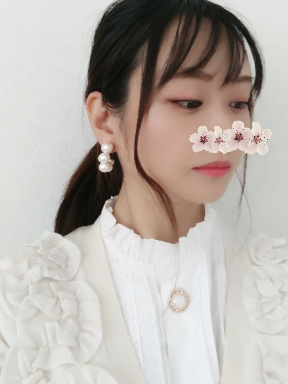 ホワイト系のシャツ/ブラウス、ホワイト系のイヤリングを着用したレディースの春コーディネートの4枚目の写真