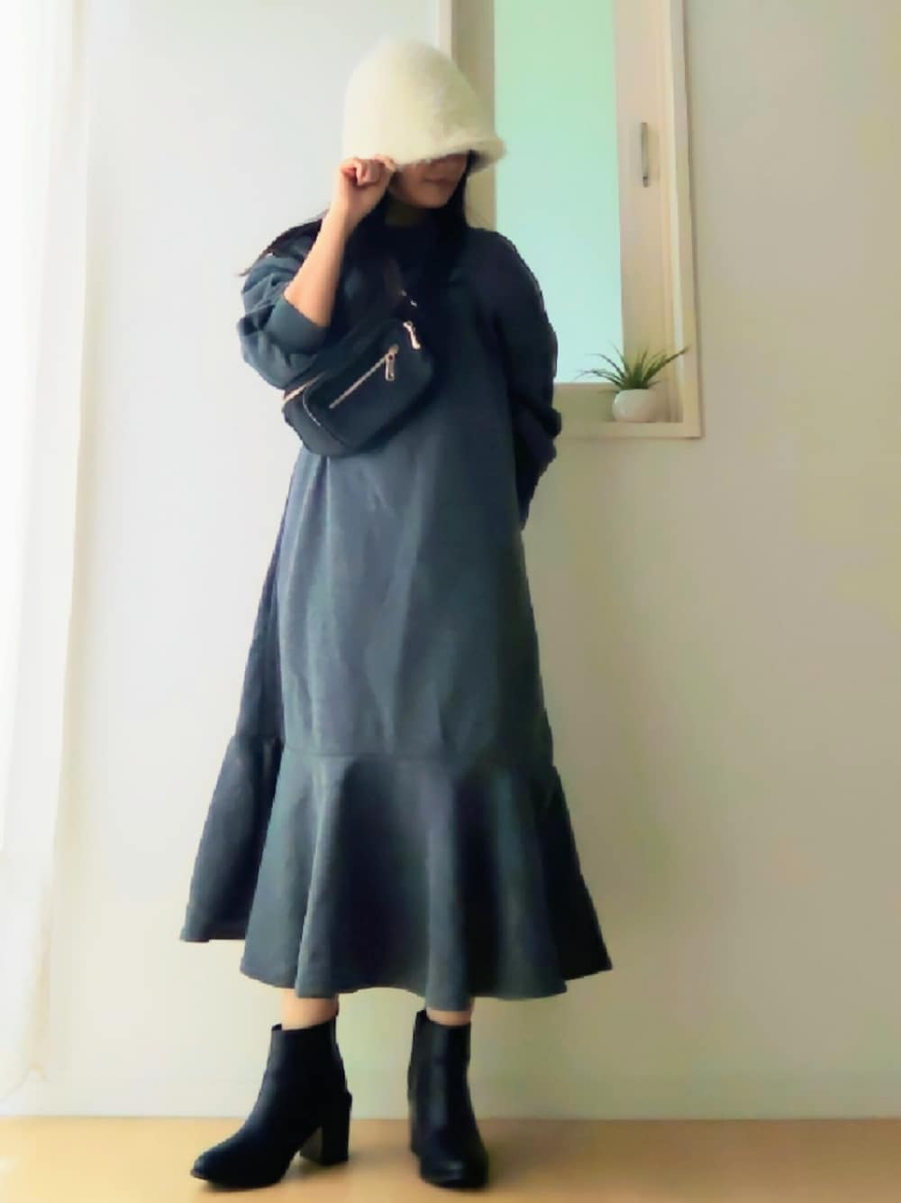 「秋服まるっと大公開、秋服コーデ、大人カジュアル、ラクチンコーデ、今日のコーデ、ゆるコーデ、ワンピースコーデ、145cm、145cmコーデ、低身長コーデ、小柄女子、グレー×ブラック、ハットコーデ、minicocoコーデ、GU」｜「fifthの裏起毛ソフトスウェットマーメイドワンピース（ワンピース、グレー系）」を使った、minicocochan【相互フォロー】さん（骨格ストレート・レディース・145cm）の秋コーディネートの1枚目の写真